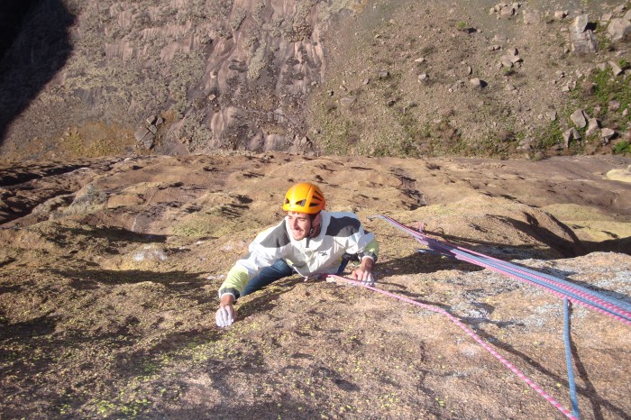 Apretando un ratito en el 7b+ del Cangrejo de las Pinzas de Oro