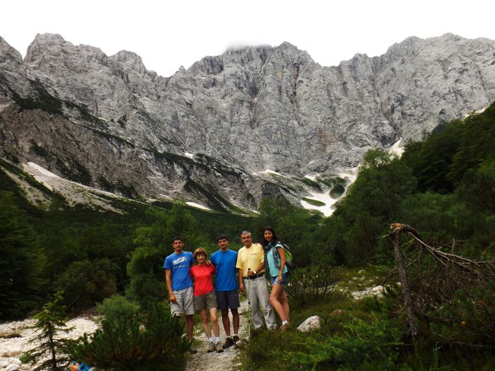 La familia con la norte del Triglav de un kilómetro de altura