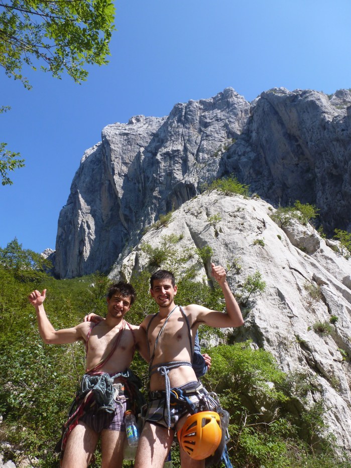 Los hermanos en calzoncillos después de escalar la Zenit al Anika Kud, parque nacional de Paklenika