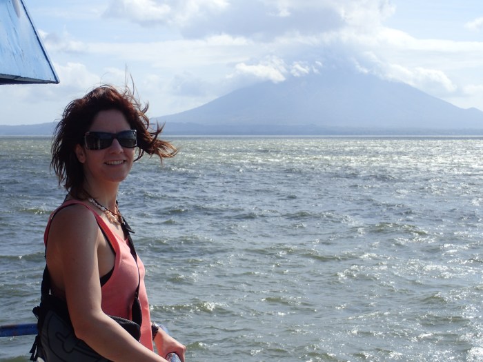 Bea en el barco camino de Ometepe