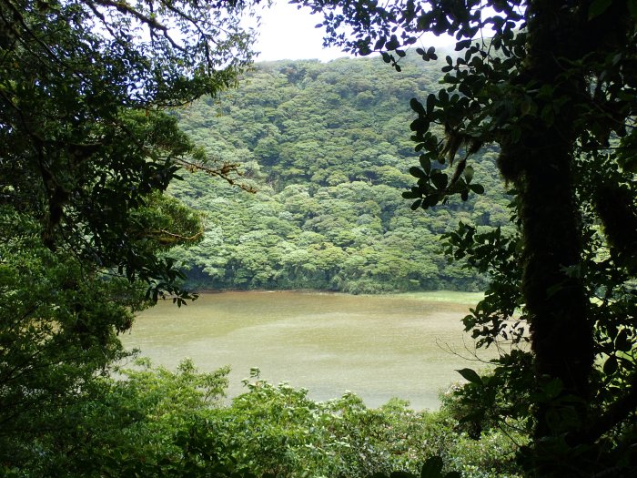 Cráter del volcán Maderas con su laguna