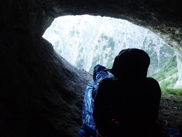Cueva de vivac, recomendable para escalar en Valea Alba, las vías empiezan a 10 minutos de aquí