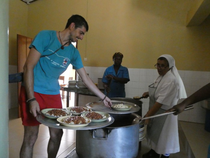 En el comedor infantil que organiza la monja española Antonia, donde alimentan a más de 300 niños al día en su mayoría musulmanes. Este es uno de los muchos proyectos que gestiona con tesón!