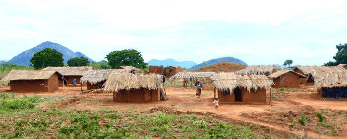 Poblados aislados en la ruta Nampula a Cuamba. No dispones de luz ni agua corriente y cada año tras las lluvias tienen que rehacer sus casas de barro y paja. Es en estas zonas donde la malaria suma sus cifras. Para una población de 450.000 personas disponen de una sola escuela de secundaria.