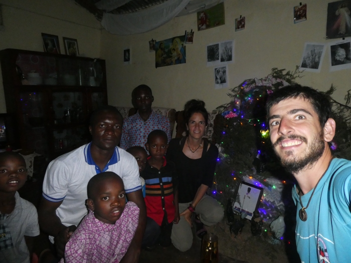 Con la familia de Peter en Sumbawanga, con los que pasamos una velada inolvidable 