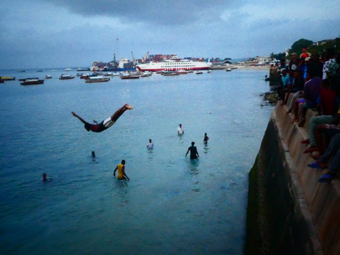 Cada tarde algunos jóvenes de Stonetown nos deleitaban con saltos imposibles a muy poca profundidad