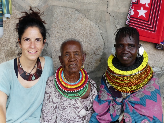 Bea con una mujer samburu y otra turkana. Ni mucho menos no todo son problemas entre estas tribus y en la actualidad no es extraño los matrimonios mixtos