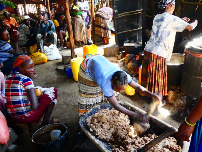 Mercado de Konso preparando la comida tradicional "njera", un pan agrio que personalmente nos revuelve las tripas