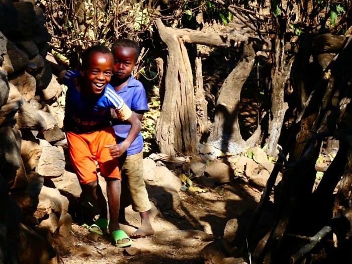 Niños alegres en las aldeas de Konso