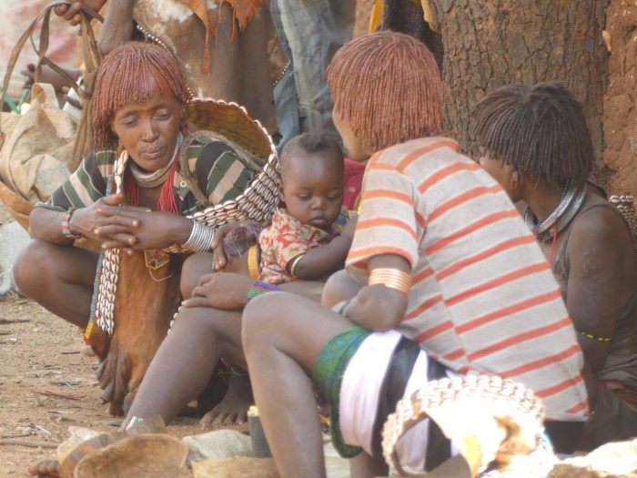 Mujeres Hamer en el mercado de Dimeka