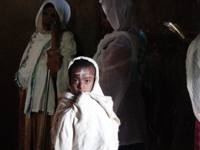 Niña etíope en el monasterio de Gondar