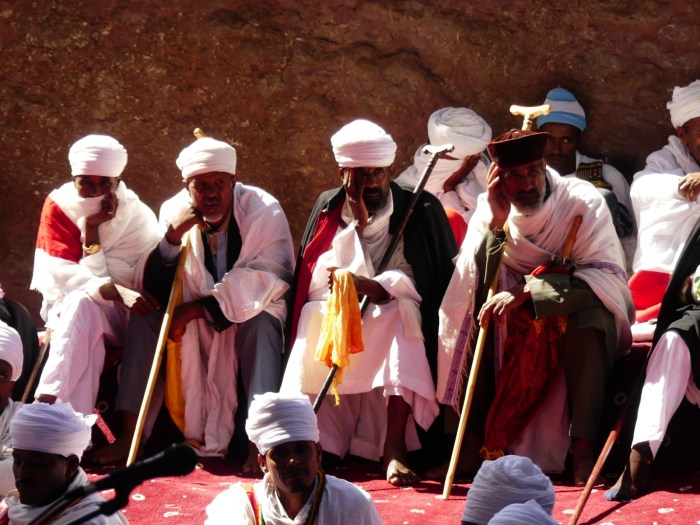 Sacerdotes ortodoxos en Lalibela en plena reunión