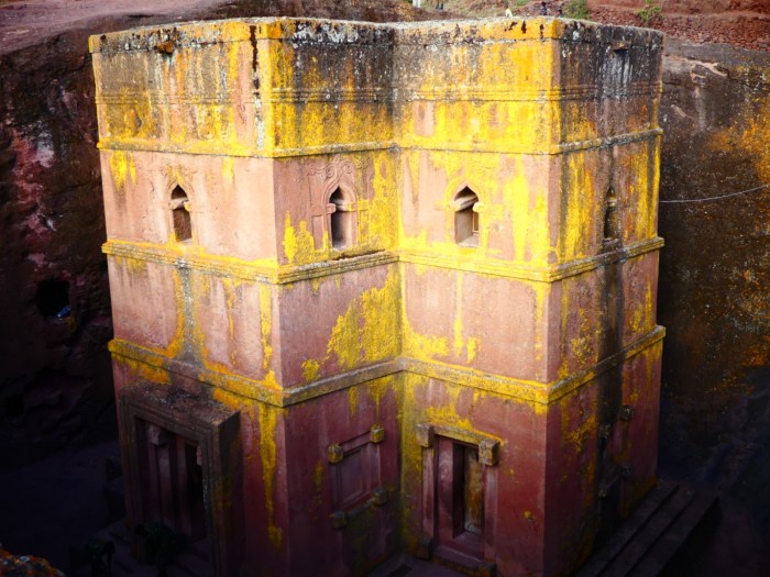 Iglesia de San George al atardecer cuando los líquenes toman tonalidades de oro