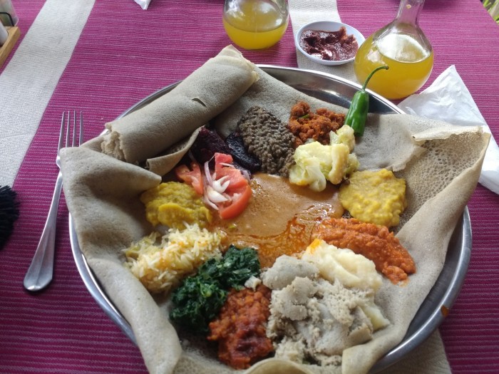 Njera, plato nacional de Etiopía con legumbres y verduras. Pese a su buena apariencia, el sabor es agrio