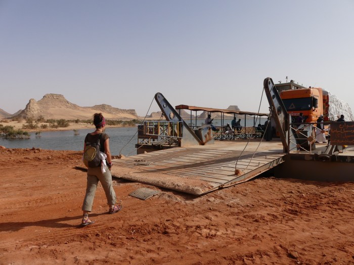 De camino a Abu Simbel, entrando en el transbordador que atraviesa el lago Nasser